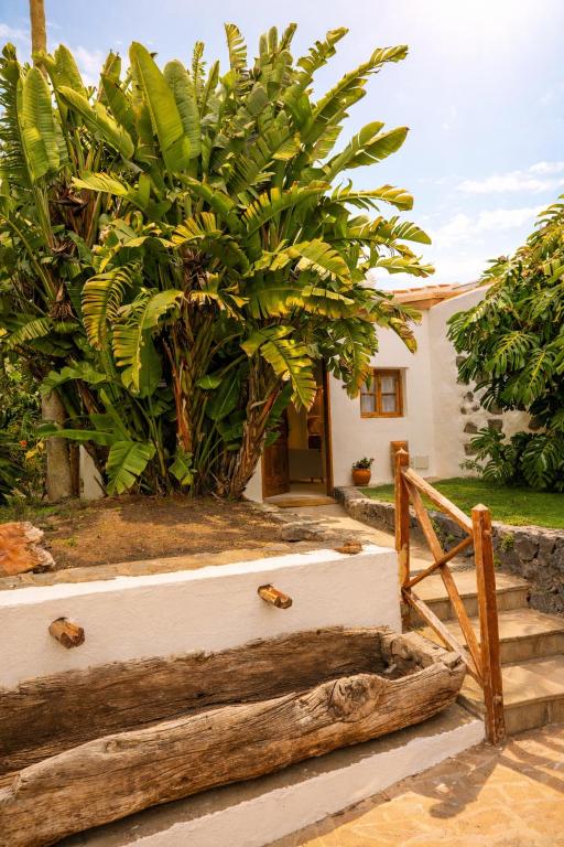 Entrada de una de las casas de La Paredita